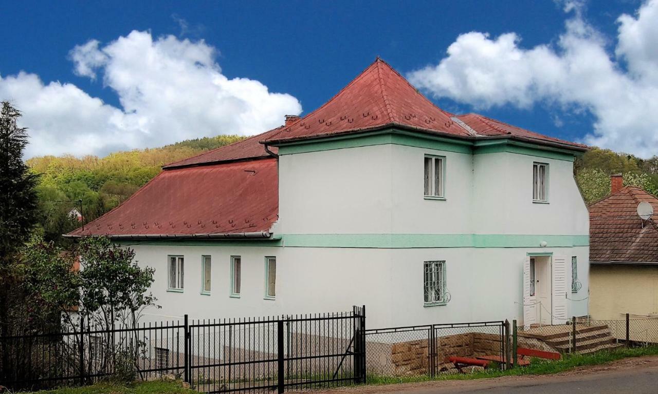 Muskatli Vendeghaz Hostel Parád Exterior photo